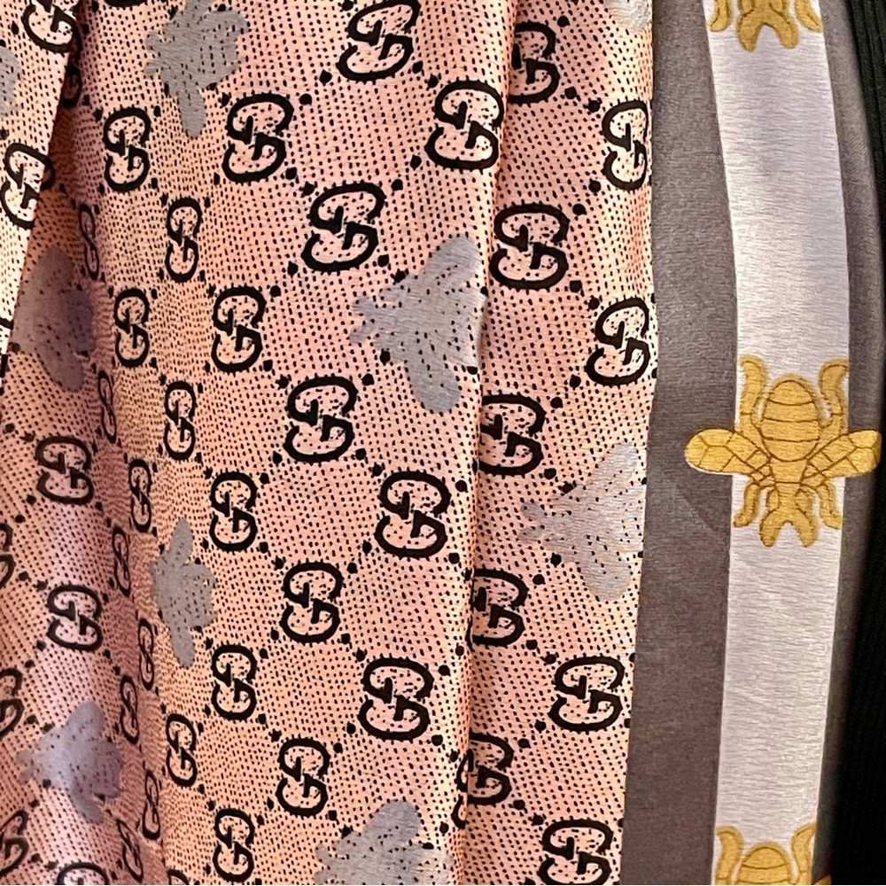 Luxury 100% Silk Oversized Bee & Monogram Print Shawl - Picture 2 of 2